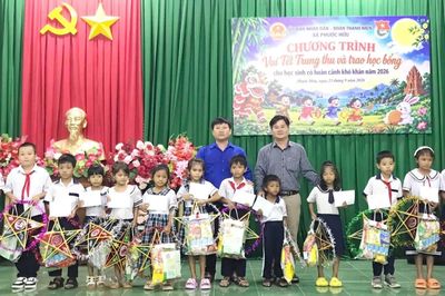 Xã Phước Hữu trao 34 suất học bổng và 84 phần quà Trung thu cho thiếu nhi