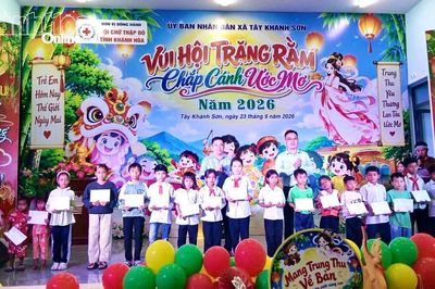 Hội Chữ thập đỏ tỉnh tặng 400 suất quà Trung thu, trao học bổng cho trẻ em có hoàn cảnh khó khăn