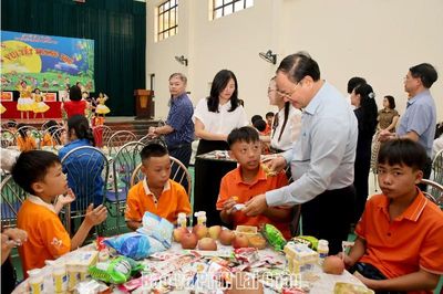 Bí thư Tỉnh ủy Lê Minh Ngân thăm, tặng quà tại Cơ sở Bảo trợ xã hội tổng hợp tỉnh nhân dịp Tết Trung thu
