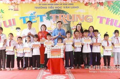 Lãnh đạo Ủy ban MTTQ Việt Nam tỉnh dự chương trình vui Tết Trung thu tại xã Văn Lãng