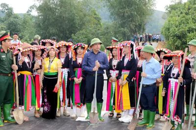 Bí thư Tỉnh ủy Dương Quốc Huy dự Lễ phát động làm đường giao thông nông thôn tại xã Lương Thịnh