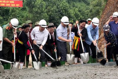 Chủ tịch UBND tỉnh Nguyễn Tuấn Anh dự Lễ phát động Phong trào xây dựng đường giao thông nông thôn tại xã Việt Hồng