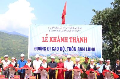 Phó Bí thư Thường trực Tỉnh ủy, Chủ tịch HĐND tỉnh Hoàng Giang dự lễ phát động xây dựng 29,3 km đường giao thông nông thôn tại xã Bát Xát