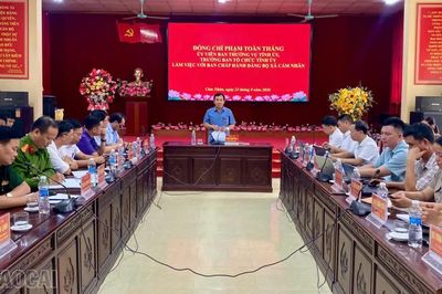 Đồng chí Trưởng Ban Tổ chức Tỉnh ủy Phạm Toàn Thắng làm việc với Đảng bộ xã Cảm Nhân