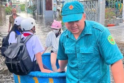 Phường La Gi huy động lực lượng hỗ trợ người dân vùng ngập