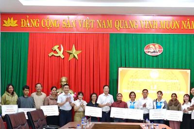 Lâm Đồng trao 1 tỷ đồng hỗ trợ sinh kế cho 5 xã biên giới
