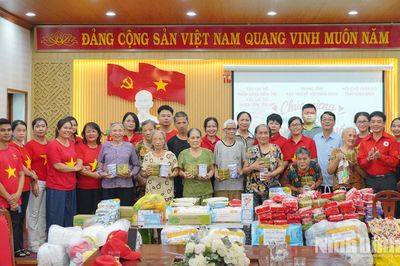 Hội Chữ thập đỏ tỉnh tặng quà tại Trung tâm Bảo trợ xã hội Ninh Bình