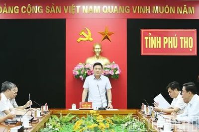 Phó Chủ tịch UBND tỉnh Vũ Việt Văn nghe báo cáo về các dự án khu đô thị, nhà ở tại phường Việt Trì, Xuân Hòa