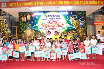 Trao gần 150 triệu đồng quà Trung thu cho bệnh nhi tại Bệnh viện Đa khoa tỉnh Tuyên Quang
