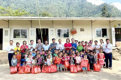 Quỹ Tâm hồn đẹp Hà Nội hỗ trợ bữa ăn trưa cho học sinh tại 2 điểm trường
