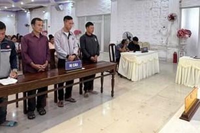 3 anh em lĩnh án tù vì dùng mái chèo rượt đuổi, đánh nhau giữa mùa lũ