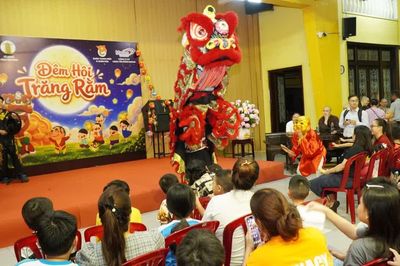 Các em thiếu nhi vui hội trăng rằm tại chùa Vĩnh Nghiêm