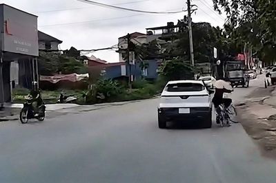 Vượt xe thiếu an toàn, ô tô húc ngã người đi xe đạp rồi bỏ đi