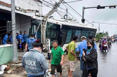 Xe đưa đón công nhân lao lên vỉa hè, tông gãy trụ điện ở Tây Ninh