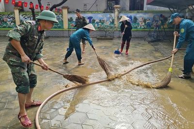 Ninh Bình: Nước sông Hoàng Long rút, người dân hối hả dọn dẹp nhà cửa, ổn định cuộc sống