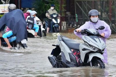 Cà Mau: Mưa lớn kết hợp triều cường gây ngập sâu, bộ đội hỗ trợ người dân di chuyển