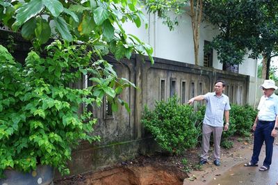 Quảng Trị: Xuất hiện hố sụt lún bất thường sâu 3m trong khu dân cư xã Hiếu Giang