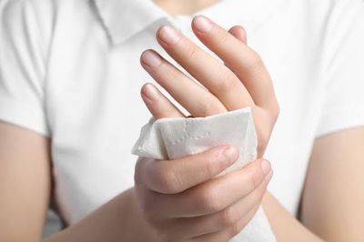 Dùng khăn giấy hay khăn vải, cách nào giúp tiết kiệm tiền hơn?