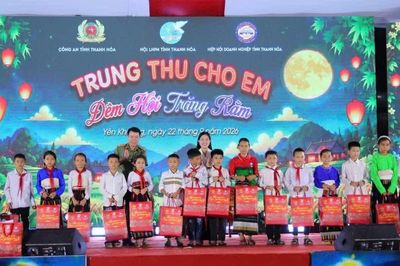 Ấm áp 'Đêm hội trăng rằm' nơi biên giới