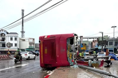 Lật xe khách giường nằm, 2 người tử vong, nhiều người bị thương