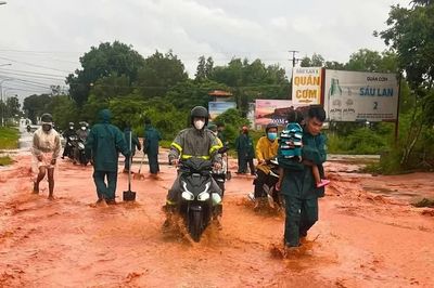 Lâm Đồng: Cát đỏ đổ xuống tuyến đường du lịch tại Mũi Né