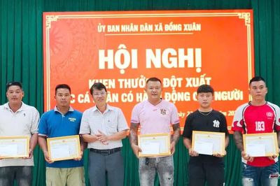 Khen thưởng 5 người dũng cảm cứu nạn thiếu niên bấu víu bụi tre giữa dòng sông