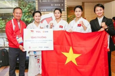 Bộ trưởng Bộ VHTTDL chúc mừng chiếc HCV đầu tiên của Đoàn TTVN