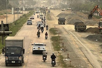 Tích cực thi công mở rộng Quốc lộ 6