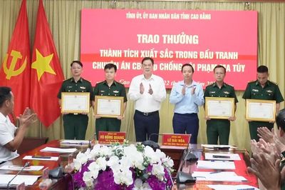Tỉnh ủy, UBND tỉnh và Bộ Tư lệnh Bộ đội Biên phòng khen thưởng lực lượng triệt phá chuyên án CB926p