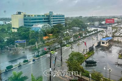 Mưa lớn, nhiều tuyến đường nội ô Cà Mau ngập sâu
