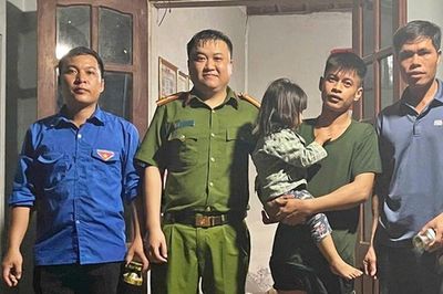 Xuyên đêm tìm bé gái 2 tuổi đi lạc, phát hiện cháu bên bờ suối cách nhà 1,5km