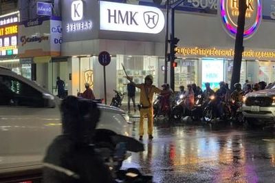 Cảnh sát giao thông TP.HCM đồng hành, giúp người dân lưu thông an toàn trong mùa mưa