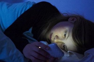 Cách bảo vệ mắt khi xem điện thoại trong bóng tối