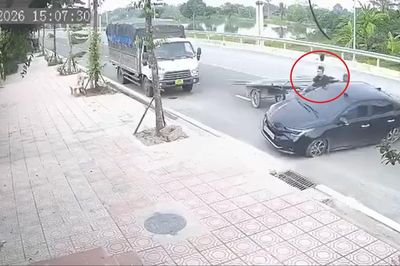 Khoảnh khắc ô tô sang đường bất cẩn, bị xe máy tự chế tông trúng ngang thân