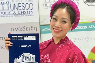 Quán quân Sao Mai Huyền Trang nhận giải thưởng ở Hy Lạp