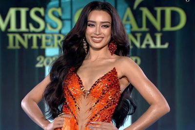 Suýt ngã trên sân khấu Miss Grand, Emoura Phạm được khen vì xử lý khéo