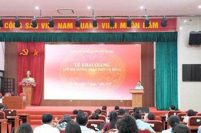 Đảng ủy UBND TP Hà Nội khai giảng lớp bồi dưỡng nhận thức về Đảng
