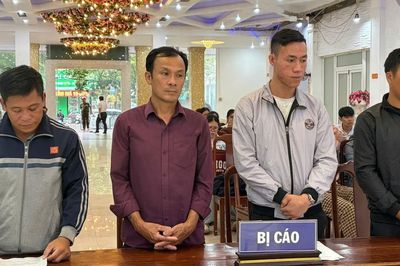 Rượt đuổi, đánh nhau do mâu thuẫn khi dùng thuyền chở khách đi tránh lũ