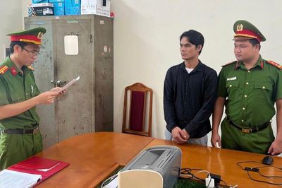 Khởi tố nhân viên giao hàng chiếm đoạt tiền COD