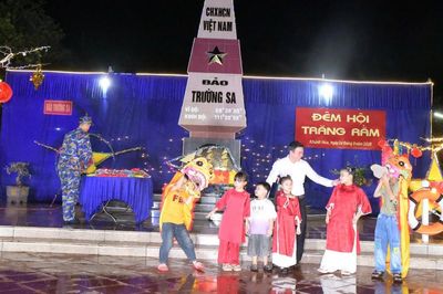Cán bộ, chiến sĩ mang Trung thu đến với trẻ em ở Trường Sa