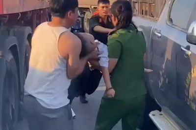 Kịp thời sơ cứu, đưa nạn nhân nhỏ tuổi bị tai nạn giao thông đi cấp cứu