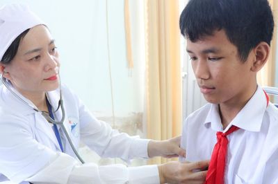 Nhiều học sinh Khánh Hòa được kiểm tra sức khỏe đầu năm học mới