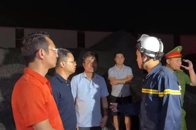 Không có thiệt hại về người trong vụ cháy cụm nhà kho ven Đại lộ Thăng Long