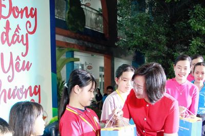 Mặt trận Hà Nội mang Trung thu ấm áp đến trẻ em nghèo