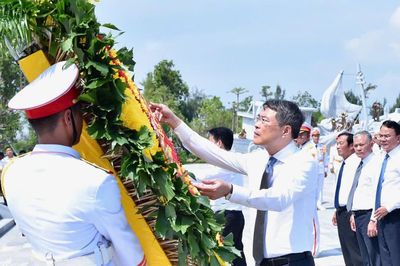 Thủ tướng Chính phủ dâng hương tại Bến tàu không số K15 Hải Phòng