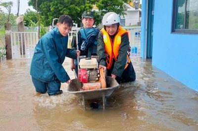 Trường học nhiều nơi cho học sinh tạm nghỉ vì mưa lớn