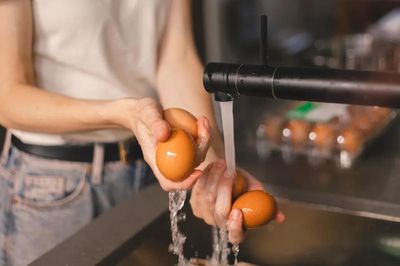 Có nên rửa trứng trước khi cất vào tủ lạnh?