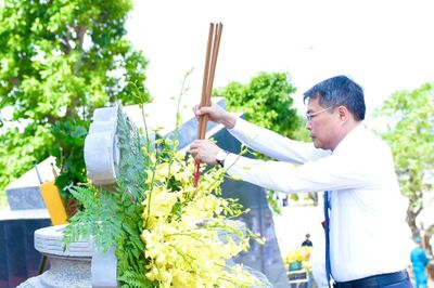 Thủ tướng dâng hương tưởng niệm tại Khu Di tích quốc gia đặc biệt Bến K15