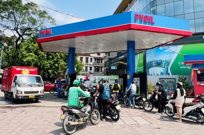Giá xăng tăng mạnh, E10 RON95 vượt 27.000 đồng/lít