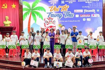 Trẻ em Vĩnh Long rộn ràng vui Tết Trung thu